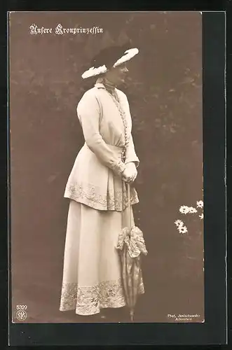 AK Kronprinzessin Cecilie in Kleid mit Hut und Schirm