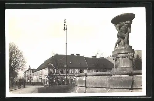 AK Josefstadt / Josefov / Jaromer, Strassenpartie mit Brunnen