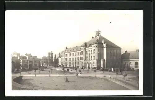 AK Josefstadt / Josefov / Jaromer, Gebäudeansicht mit Grünanlage