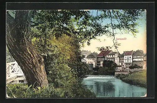 AK Josefstadt / Josefov / Jaromer, Flusspartie mit Brücke und atem Baum gegen die Ortschaft