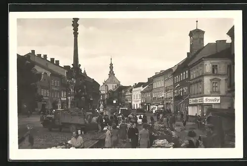 AK Josefstadt / Josefov / Jaromer, Geschäfte und Passanten am Markt