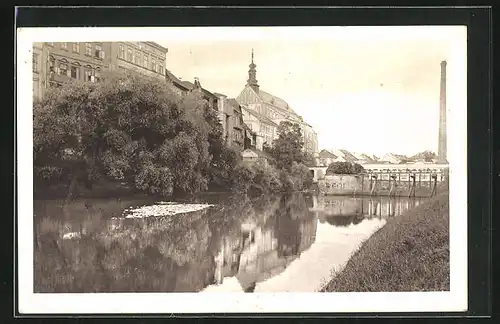 AK Josefstadt / Josefov / Jaromer, Flusspartie mit Kirche