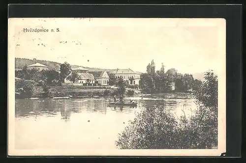 AK Hvezdonice n.S., Ortspartie am Fluss