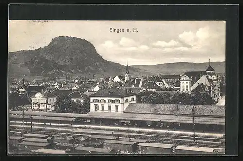 AK Singen a. H., Bahnhof im Ort mit Blick zum Berg