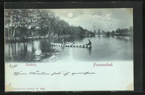 Mondschein-AK Franzensbad, Ruderboot und Schwan auf dem Stadtteich