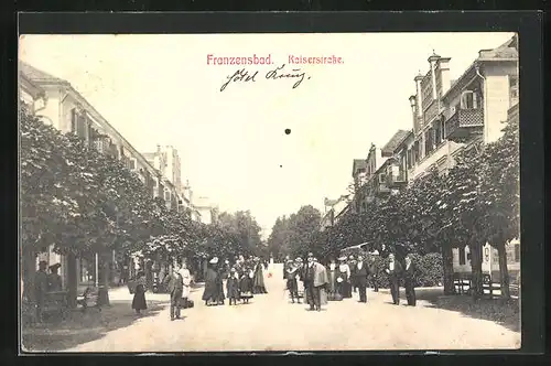 AK Franzensbad, Menschenansammlung auf der Kaiserstrasse