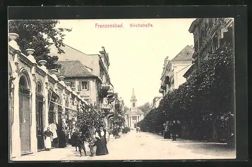 AK Franzensbad, Blick in die Kirchstrasse mit Kirche und Goiffeur