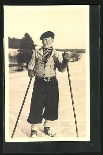 Foto-AK Junger Mann auf Skiern mit Skistöcken