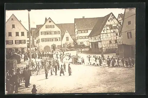 Foto-AK Rohrdorf /Schwarzwald, Hochzeitsgesellschaft Obere Gasse ca. 1916