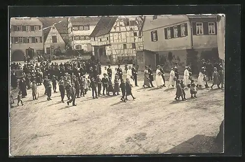 Foto-AK Rohrdorf /Schwarzwald, Hochzeitsgesellschaft in der Oberen Gasse ca. 1916