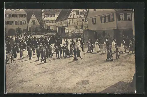 Foto-AK Rohrdorf /Schwarzwald, Hochzeitsgesellschaft auf der Strasse Obere Gasse ca. 1916