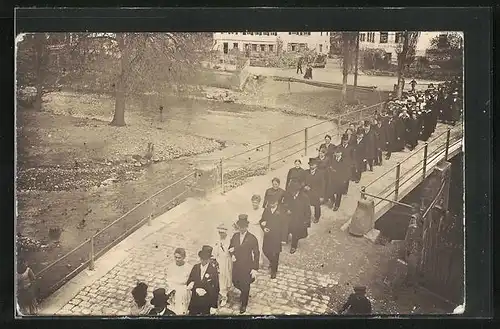 Foto-AK Rohrdorf /Schwarzwald, Hochzeitsgesellschaft überquert Brücke 1916