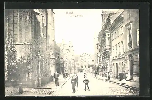 AK Lübeck, Königstrasse mit Lausbuben