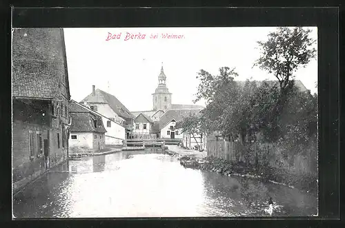 AK Bad Berka bei Weimar, Flusspartie im Ort, Kirche