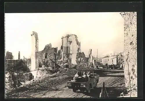 AK Monte Cassino, Schlacht 1944, Amphibisches Fahrzeug passiert Ruinen