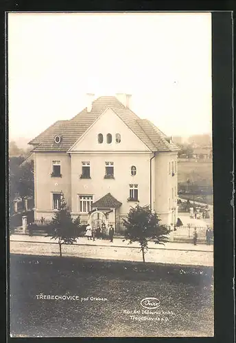 AK Trebechovice, Menschen vor Haus