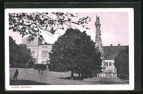 AK Luditz, Marktplatz mit Pestsäule