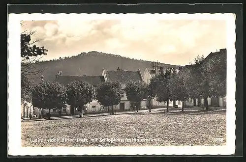 AK Luditz, Platz mit Schlossberg im Hintergrund