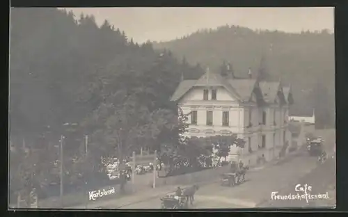 AK Karlsbad, Cafe Freundschaftssaal, davor Kutschen