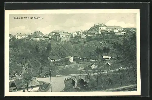 AK Rataje n. Sáz., Flusspartie mit Brücke und Blick zum Ort