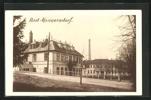 AK Bad Kunnersdorf, Strassenpartie mit Hotel Kurhaus