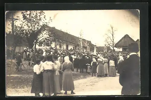 Foto-AK Rozdalovice, Versammlung auf dem Dorfplatz