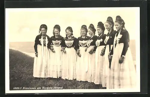 AK Friesinnen in Tracht am Strand