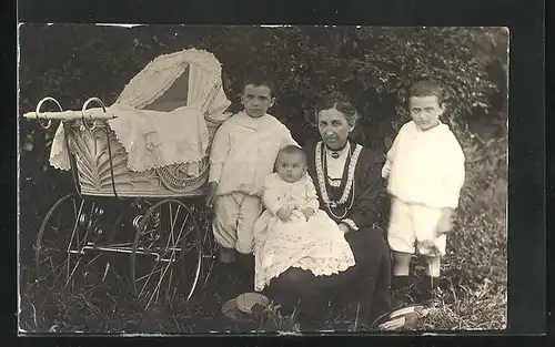AK Familienportrait mit Kinderwagen