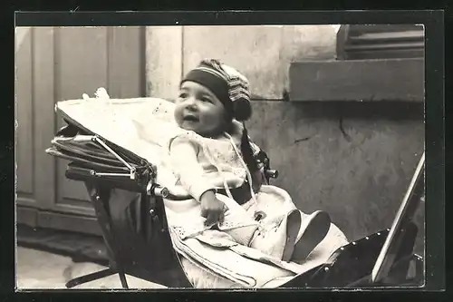 Foto-AK Kleinkind mit Mütze im Kinderwagen