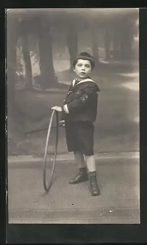 Foto-AK Kleiner Junge im Matrosenanzug mit Reifen