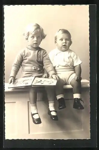Foto-AK Zwei kleine Jungen mit einem Bilderbuch