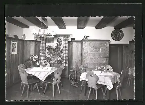 AK Stühlingen, Gasthaus zum Rebstock, Tische am Kachelofen, ca. 1960