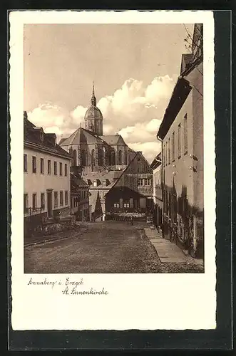AK Annaberg i. Erzgeb., Strassenpartie mit Blick zur St. Annenkirche