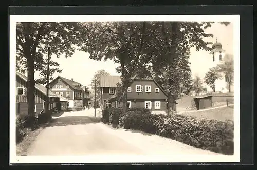 AK Harrachov, Strassenpartie mit Kirche