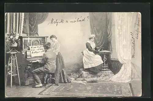 AK Paar am Klavier mit Dienstmädchen nebst Postament