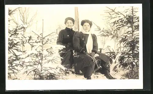 Foto-AK Damen mit Schlitten im Winterwald