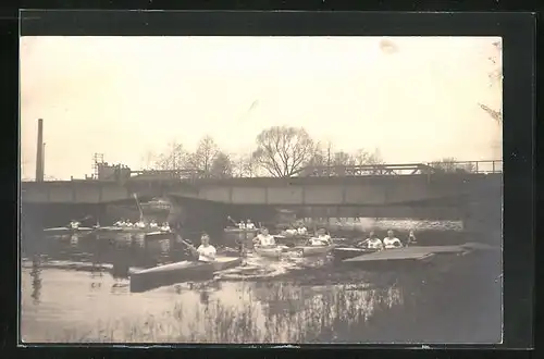 Foto-AK Ruderer mit Kajaks auf Fluss