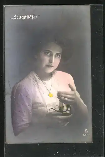 AK Leuchtkäfer, Hübsche Frau mit Kerze