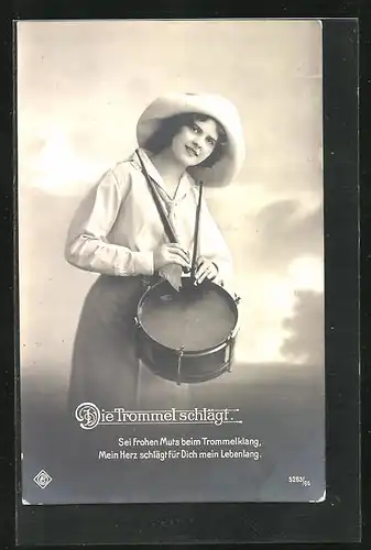 AK Dame mit Fischerhut und Trommel