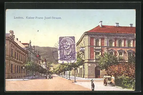 AK Leoben, Kaiser-Franz-Josef-Strasse mit Passanten