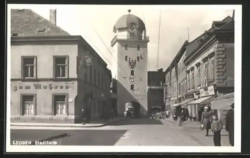 AK Leoben, Strassenpartie mit Gasthaus zum Mohren, Geschäften und Stadtturm