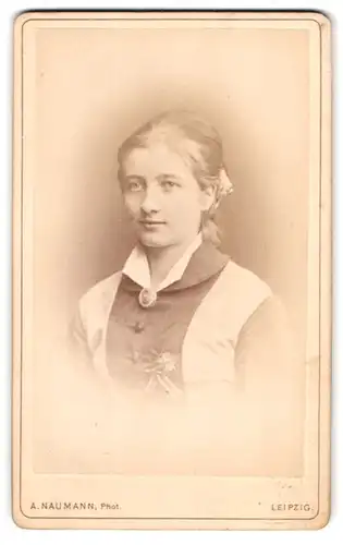 Fotografie A. Naumann, Leipzig, Dorotheen-Strasse 12, Junge Frau in zeitgenössischem Kleid
