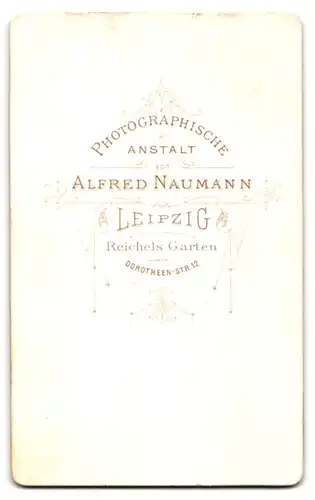 Fotografie A. Naumann, Leipzig, Dorotheen-Strasse 12, Junge Frau in zeitgenössischem Kleid