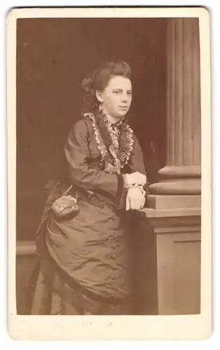 Fotografie Chr. Beitz, Arnstadt, Bürgerliche Frau in dunklem Kleid