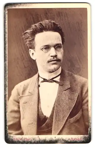 Fotografie Albert, München, Junger Herr mit Brille und frisiertem Haar