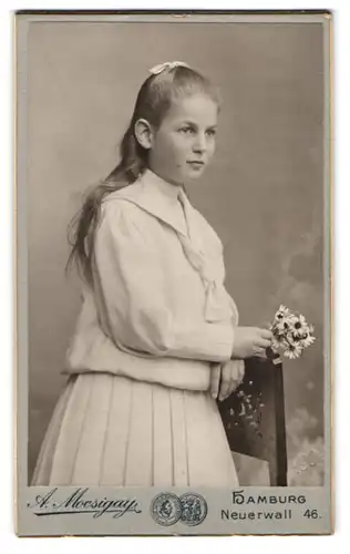 Fotografie A. Mocsigay, Hamburg, Nauerwall 46, Junge Dame im Kleid mit Blumen