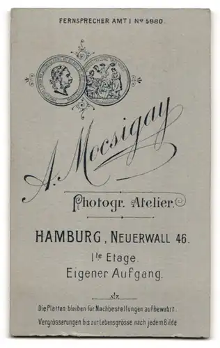 Fotografie A. Mocsigay, Hamburg, Nauerwall 46, Junge Dame im Kleid mit Blumen