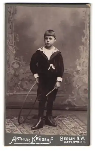 Fotografie Arthur Krüger, Berlin, Karlstrasse 23, Junge mit Reifen und Stab, 1901