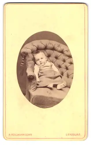 Fotografie R. Fehlmann Sohn, Lenzburg, Kleinkind auf Sessel