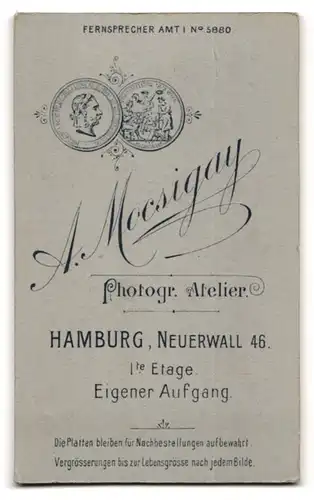 Fotografie A. Mocsigay, Hamburg, Neuerwall 46, Frau in weissem hochgeschlossenem Kleid mit eleganter Frisur